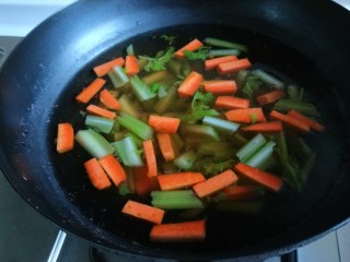 新文美食  素什锦,在把胡萝卜芹菜倒入锅中烫一下捞出来。