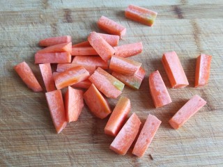 新文美食  素什锦,胡萝卜切成长条块。