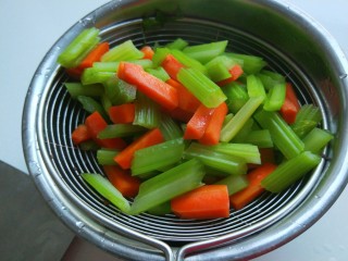 新文美食  素什锦,捞出来的胡萝卜芹菜过凉水