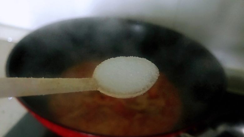 番茄烩金针菇,放入盐就可出锅了，拌饭、拌面、无论怎么样都很好吃。