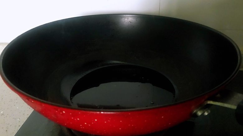 番茄烩金针菇,热锅中加花生油。