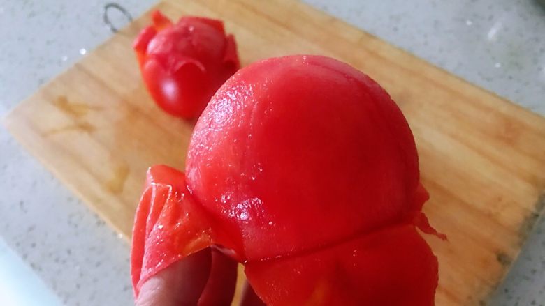 番茄烩金针菇,西红柿去皮。