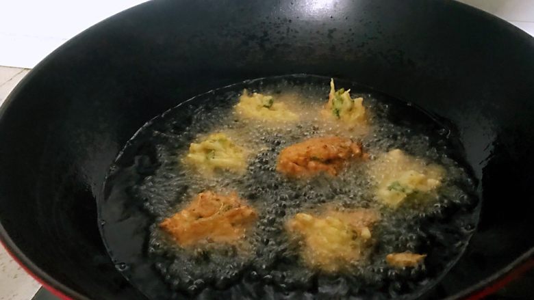 萝卜丸子,锅内油烧热，用勺子取一小团面糊放入，中途给丸子翻个面，炸至金黄捞出。