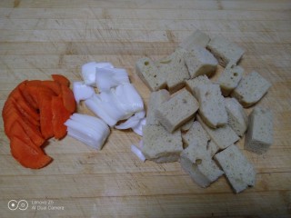 胡萝卜炒面筋,胡萝卜切片，大葱切丝，面筋切块。