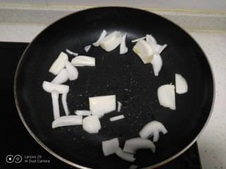 胡萝卜炒面筋,不粘锅中放入适量油，炒香大葱。