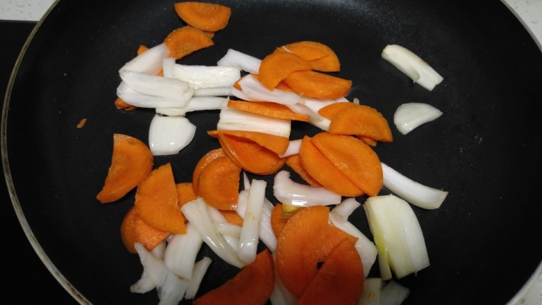 胡萝卜炒面筋,放入胡萝卜片。