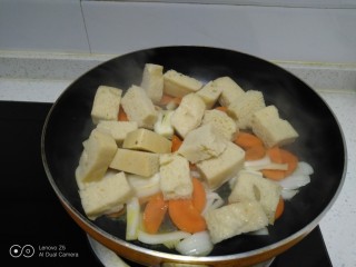 胡萝卜炒面筋,待胡萝卜变软，放入面筋块。