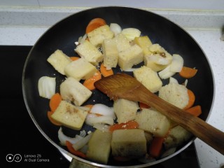 胡萝卜炒面筋,加入芝麻酱、盐、鸡精。