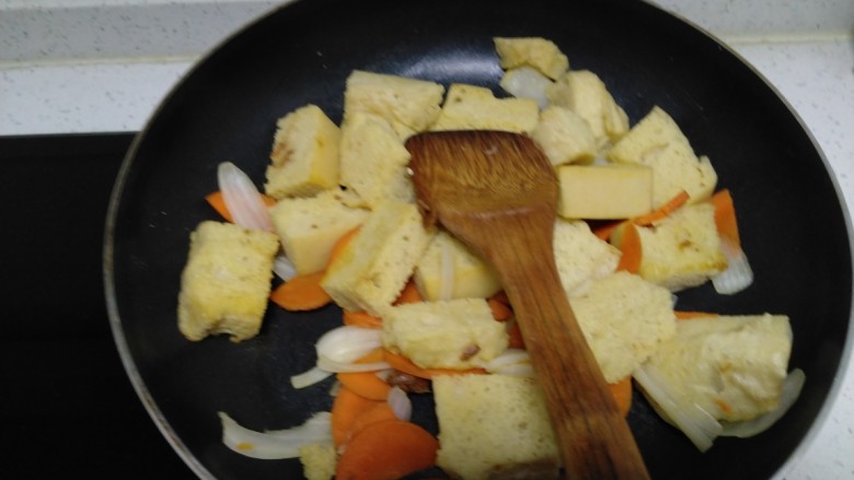 胡萝卜炒面筋,翻炒均匀。