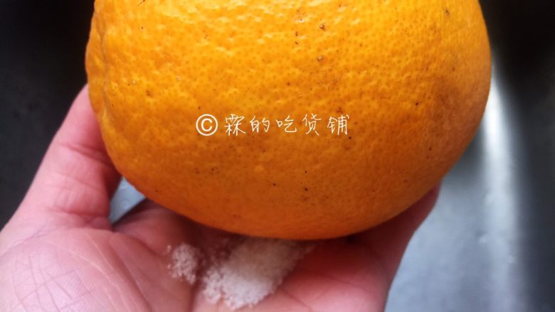 橙香鸭腿,橙子用细盐搓洗表皮后冲洗干净