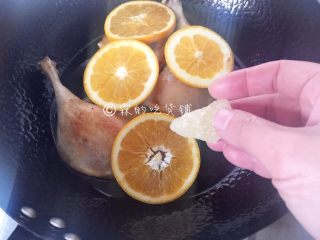 橙香鸭腿,再放入一块冰糖，小火慢炖，中途记得去翻翻面以确保鸭腿二面都能浸到酱汁，再顺便尝尝咸淡，有不够的还能及时添加
