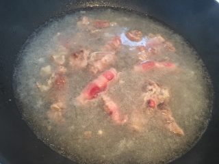酸汤金针肥牛,锅中加水、姜片和料酒烧开后关火，把肥牛放入锅中烫半分钟。