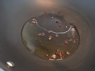 酸汤金针肥牛,热锅热油放入花椒炒香后，把花椒捞出。