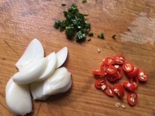 酸汤金针肥牛,大蒜头切片、葱和辣椒切段备用。