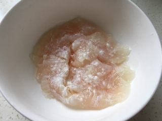 酸菜鱼米线,切好的鱼片放少许盐、料酒和玉米淀粉搅拌均匀，腌制五分钟。