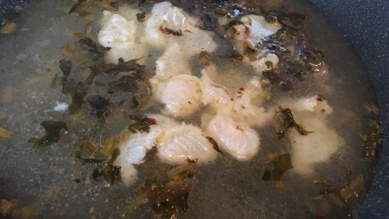 酸菜鱼米线,放入鱼片，煮熟后立即把鱼片捞出备用。