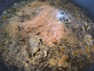 酸菜鱼米线,锅中放入米线，大火烧三分钟就可以出锅了。