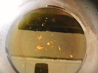 杏鲍菇吃出肉的味道-椒盐杏鲍菇,锅里倒入1碗食用油，中火烧至冒小泡。