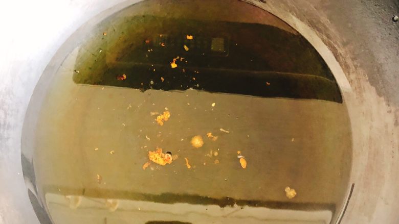 杏鲍菇吃出肉的味道-椒盐杏鲍菇,锅里倒入1碗食用油，中火烧至冒小泡。