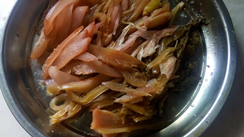 酸香风味鱼头锅,酸青菜切丝。