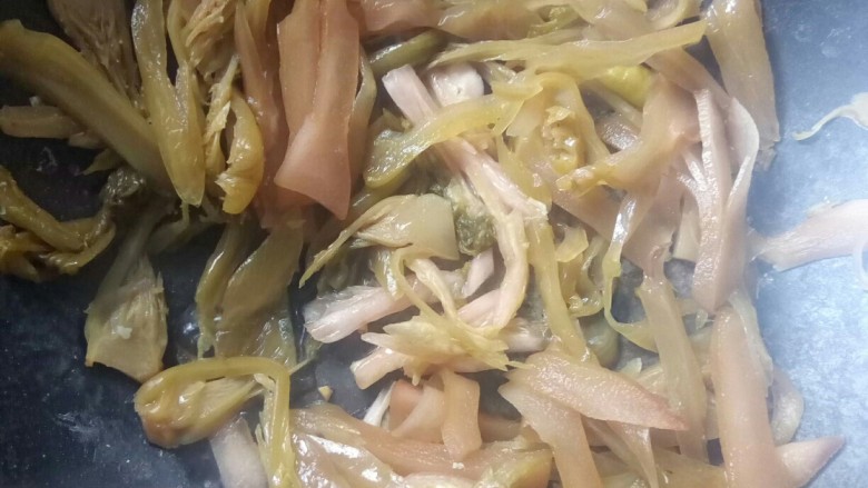 酸香风味鱼头锅,煸炒酸青菜。