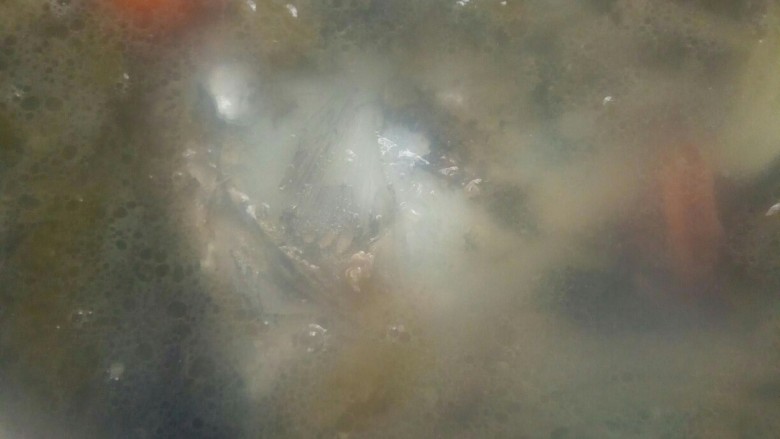 酸香风味鱼头锅,放入鱼头和萝卜片熬汤。