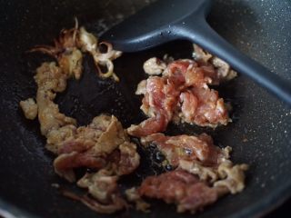 鲜肉趴荷兰豆,然后放入腌制好的瘦肉炒至猪肉变色