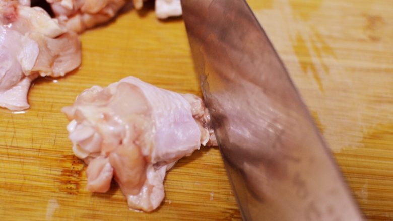 棒棒糖烤鸡翅根（新奥尔良口味）,翅根的一头，用刀切一圈，把骨肉分离。