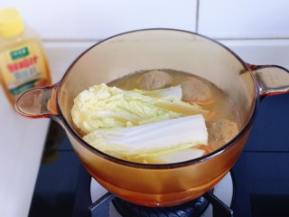 冬季暖身滋补～虫草牛肉丸子汤,15分钟后加入洗干净的娃娃菜，再煮5分钟即可关火。