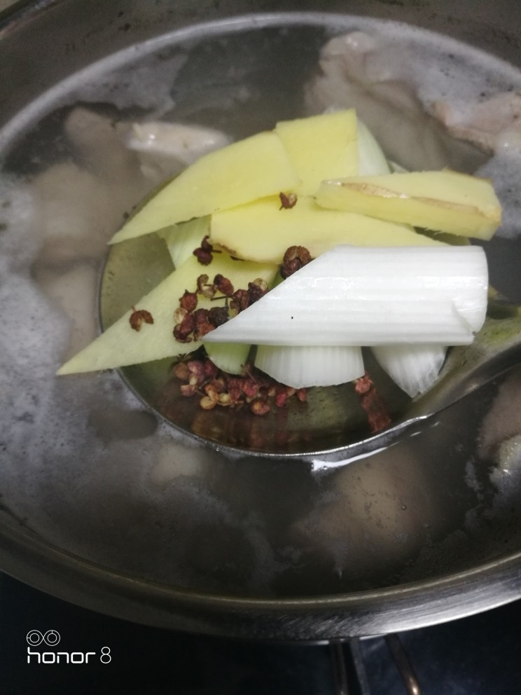 菜谱#鱼羊鲜#[创建于18/12~2018],加入调料大葱、姜、花椒。