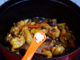 香菇炖鸡,炖煮汤汁浓稠，鸡肉软烂时加入鸡精