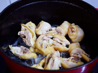 香菇炖鸡,放入鸡肉，翻炒至上糖色