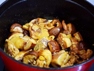 香菇炖鸡,加入香菇翻炒均匀