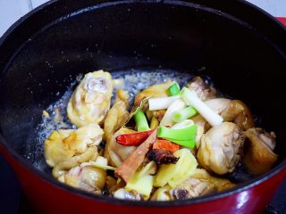 香菇炖鸡,再放入葱姜蒜和八角、桂皮、香叶、干红辣椒炒出香味
