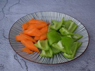 素炒腐竹,胡萝卜去皮洗净切片，青椒去籽洗净切小块