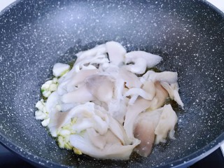 比肉还好吃的鸡汁炒平菇,加入挤干水分的平菇翻炒。