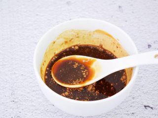 什锦酸辣汤,取一个碗加入胡椒粉、陈醋、蚝油、生抽调成酱汁备用