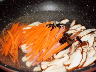 什锦酸辣汤,再加入嫩豆腐、香菇、胡萝卜、火腿肠、木耳，等再次煮开后再煮5分钟