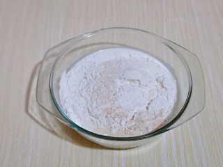 波兰种蔓越莓吐司面包,再加入称好的面粉及酵母粉，搅拌均匀且无干粉。