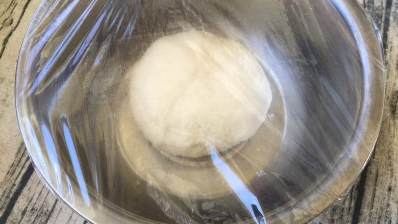 蔓越梅吐司,揉匀后室温发酵至2.5倍大（或者冰箱发酵16-17个小时后取出继续发酵至2.5倍大）