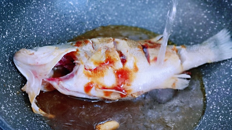 补充蛋白就靠它～鸡汁烧鲈鱼,加入纯净水，水量没过鲈鱼为佳。