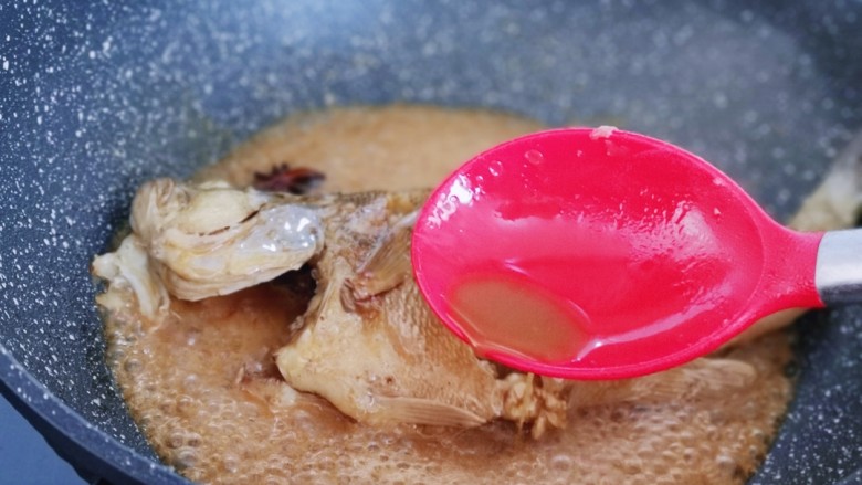 补充蛋白就靠它～鸡汁烧鲈鱼,待汤汁收到微浓时，用勺子盛汤往鱼身上浇。反复多次。
