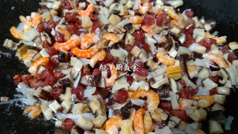 萝卜糕,锅中倒入少许食用油烧热，把香菇、腊肠、虾仁、干贝炒出香味盛出。