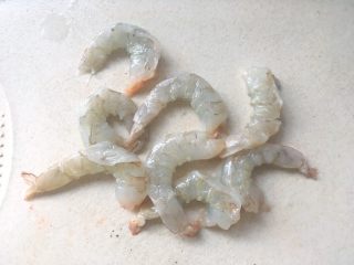 海鲜焗面,海虾洗干净剥掉虾壳