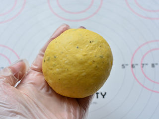 南瓜蔓越莓麻薯欧包,用大拇手指按压，旁边的手指往上推，慢慢的整成圆形，
