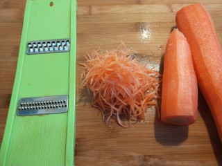 新文美食  羊肉胡萝卜饺子,胡萝卜去皮洗干擦丝。