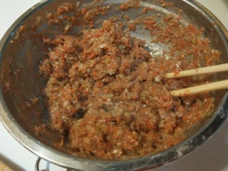 新文美食  羊肉胡萝卜饺子,搅拌均匀即可。