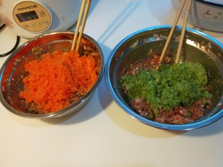 新文美食  羊肉胡萝卜饺子,做做的是两种馅料。胡萝卜碎放入盆中，一个猪肉芹菜的。