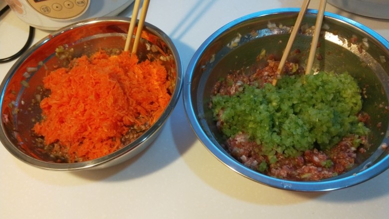 新文美食  羊肉胡萝卜饺子,做做的是两种馅料。胡萝卜碎放入盆中，一个猪肉芹菜的。