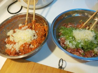新文美食  羊肉胡萝卜饺子,加入剁碎的洋葱末。